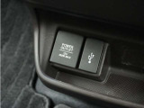 ◆USBチャージャー、12Vの電源ソケット◆使いやすい場所に装備されています。