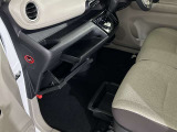 グローブボックス周り 運転席から中に収納した物をすぐに取り出せて便利です。