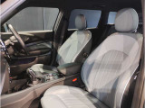 MINIの少し硬めのシートは乗り降りもしやすく、長距離ドライブでも疲れにくいように設計されております!