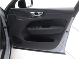 運転席ドアの全景です。キャビンを彩るすべてのものに、機能を形にした美しさが備わっています。