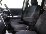 運転席にはアームレストが備わっています。