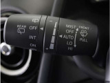 【オートワイパー機能】レバーをAUTOの位置にしているとき、レインセンサーが雨を感知すると、雨量に応じて、ワイパーが自動で作動します。