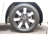 純正のアルミホイールが足元を飾ります!タイヤサイズは185/65R15です。