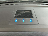 インパネ中央にある充電インジゲーター、車に乗り込まなくても外部から、おおよその充電状態が分かります。33%以下だと運転席側が点滅、66%を超えると助手席側が点滅、満充電になると5分後に消灯します。