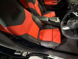 メルセデスのシートは、少し硬めに出来ておりますので、長時間の運転でも疲れにくく、安全にドライビングをお楽しみ頂けます