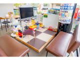 キッズスペースがありますのでお子様連れのお客様でも、ごゆっくりと商談することができます。お子様用にお菓子をご用意しておりますので、是非ご家族でお越しください!