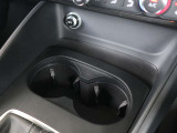 ●ドリンクを支える固定ホルダー付きです。運転中などもお飲み物がこぼれる心配はございません。