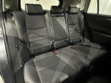 内装工程では、中古車を気持ちよくお乗りいただけるよう清掃しています。ニオイの元となるフロアカーペットまで洗浄・消臭済み?