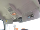 運転席側サンバイザーにバニティミラーを備えます。