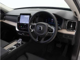 XC90の車内に漂う落ち着きある雰囲気をお楽しみください。優れた遮音性と先進のサスペンションテクノロジーにより、キャビンに侵入するロードノイズと不快な振動を最小限に抑えました。