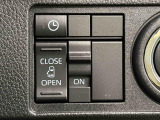 助手席側はパワースライドドアウェルカムオープン機能 降車時にスイッチで予約しておけば、乗車時に電子カードキーを持ってクルマに近づくだけでパワースライドドアが自動でオープン♪