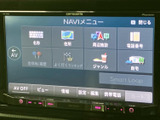 多彩な機能を搭載したモニター画面。地図情報はもちろん、各種設定も直感的に操作できます。視認性の高いモニターで快適に。