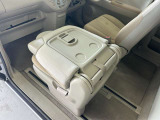助手席側シートの背面を倒すとテーブルにもなります。