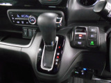 インパネシフトだから視線の移動も少なく足元もスッキリ。運転席もゆったりしているのでゆとりを持ってドライブできますね。