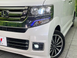 【LEDヘッドライト】悪天候や夜間走行時も良好な視界を確保し安心して運転できる高輝度LEDヘッドライトを装備!点灯速度が早く、消費電力も抑えられています。