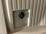 後席にも【アクセサリーソケット(電源ソケット)】電源からケーブルをつなげば、スマートフォンなどの電子機器の充電などを行うことができます!ゲーム機器や、カメラの充電にも便利ですね。