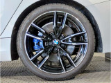 【BMWアロイホイル】軽量かつ強度に拘ったアロイホイル。走行性能ポテンシャルを引き出す設計。車の足元を引き締めてくれる大きなポイントはアロイホイルです。