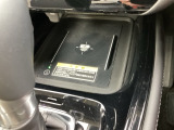 スマートフォンを置くだけで充電できるワイヤレス充電器を装備。