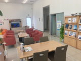 くつろげる広いショールームとなっております。どうぞご家族で安心してご来店くださいませ。