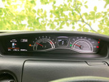 必要な情報をひと目で確認できる、見やすいデザインです。運転中の視線移動を最小限に抑え、安全運転をサポートします。