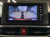 ディスプレイに後方の視界を表示し、車庫入れをサポート「距離目安線」「車幅延長線」およびステアリング操作に連動する「予想進路線」を画面に表示します。※必ず車両周辺の安全を直接確認してください。