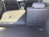 リアシートは2分割で前方に倒せます。乗車員数や積む荷物によりアレンジが可能です。