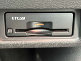 高速道路の料金所もスムーズに通過できるETC。阪神高速はETC使用時に距離料金でお得になります!ビルトインタイプですので、綺麗にスッキリ収まっています。多機能なETC2.0ですよ!!
