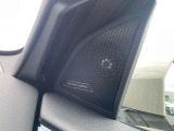 ハーマンカードンサラウンドサウンドシステム搭載。750W、15スピーカーで臨場感のあるサウンドを演出します。