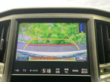後退時には周囲の状況を把握しやすく、安全な運転をサポート。駐車場での出し入れも安心です。