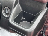 運転席ハンドルの右側にもドリンクホルダーがございます!お飲み物だけではなく、携帯電話なども置けますね♪