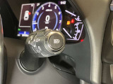 【オートマチックハイビーム】フロントガラス上部に設置されたカメラセンサーにより前方車両のランプや街路灯などの明るさを判定、自動的にハイビームとロービームを切替。