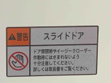 最も気になる室内は、特にこだわってクリーニングしております。マットやシートだけではなく、エアコンの吹き出し口やドアノブの隙間など、様々なブラシや道具を使い分けて、隅々までクリーニングしております。