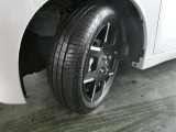 フロントタイヤの溝も十分に残っております。タイヤサイズは165/55R15となっております。