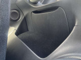運転席の後ろの収納です!車検証入れ収納ボックス付きで、使い勝手が良いですよ!バックなどの荷物もサッと置くことができるので、便利です!