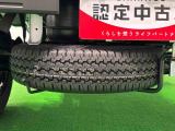 様々な現場で活躍するため,もしもの時の為にスペアタイヤが荷台下に収納されています