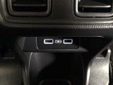 後部座席の方も使用しやすいよう、運転席と助手席の間に充電用USBジャックを2個装備!iPhoneはもちろん少しアンペアが高めのiPadも充電することが出来ます♪