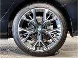 【BMWアロイホイル】軽量かつ強度に拘ったアロイホイル。走行性能ポテンシャルを引き出す設計。車の足元を引き締めてくれる大きなポイントはアロイホイルです。