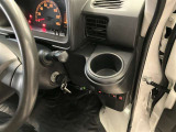 運転席側ドリンクホルダーです。エアコン吹き出し口の前にありますので保冷・保温にもいいですね!