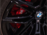 BMWの純正アロイホイールは軽量かつ強度にも優れているホイールで走行性能を引き上げる設計になっております。足元にもBMWは妥協がなくこだわっている個所になります。
