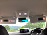 手元を明るく照らすマップランプやサンバイザーを備え、夜間や日差しの強い日でも快適な運転環境をサポートします。視認性や使い勝手に配慮された設計で、毎日の通勤から遠出まで幅広く活躍が期待できる装備です。