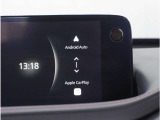 【スマートフォン連携】車内でスマートフォンと連携し、Apple CarPlayやAndroid Autoで通話、音楽、マップなどの様々な機能が利用可能です。