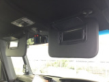サンバイザーには、身だしなみを整える際に便利なバニティミラーが付いています。