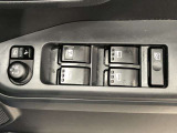 パワーウィンドのスイッチです。運転席に座りながら、助手席や後席の窓を開け閉めできるので大変便利ですよ。