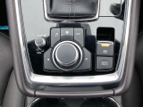 手元を見なくてもノールックで直感的に操作が出来るコマンダーコントロールはドライバーの気持ちに寄り添える様にと、マツダの考え方を具現化したひとつの例です。