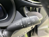 視覚的に分かりやすい操作で、安全な車線変更をサポートします。スムーズな操作感で、安心して運転を楽しめます。