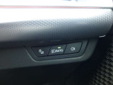 BMW SOSコール:エアバックが展開するような事故が発生した時に、車両に搭載されている通信端末から自動的にBMW SOSコールセンターにSOSコールが発信されます。