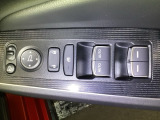 電動格納式リモコンドアミラーと、パワーウィンドウスイッチ等は運転席ドアにあります。