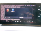 ドライバー正面に向かって緩やかにカーブした大型ディスプレイ。メーターとセンターモニターを一体化し、高精細な映像と直感的な操作性で、最新のデジタル体験を提供する先進的な装備です。