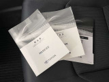 メンテナンスノート、取扱説明書ですね。 車の情報が凝縮されています。 車の整備記録が記載されている大事な物ですよ。