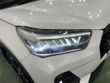 白く明るい光で夜間走行をサポートするLEDヘッドランプを搭載